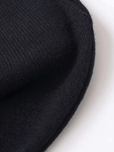 Nahaufnahme von schwarzem Rippstrickgewebe mit detaillierter Textur und Wollverarbeitung
