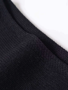 Nahaufnahme von schwarzem Rippstrick mit weicher Textur und detailliertem Webmuster