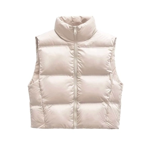 Gilet matelassé beige à col montant avec coutures horizontales pour l'hiver