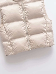 Détails du gilet matelassé beige avec col montant, zip et cordon de serrage réglable