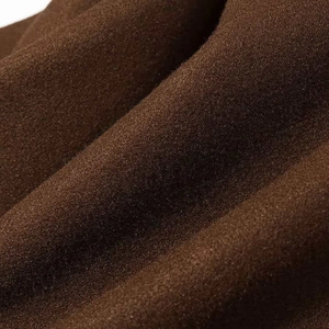 Vue détaillée en macro du tissu velours marron foncé de haute qualité à texture douce