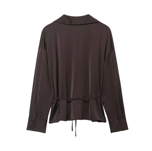 Chemise en satin marron chocolat pour femme avec manches longues et taille nouée