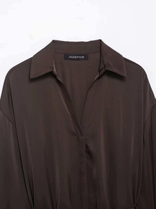 Détail du col en satin col V avec étiquette INDEFEIR en tissu soyeux café foncé