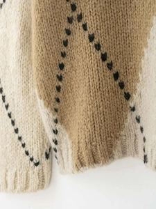 Vue macro du motif à losanges et de la texture douce d'un pull d'hiver en tricot