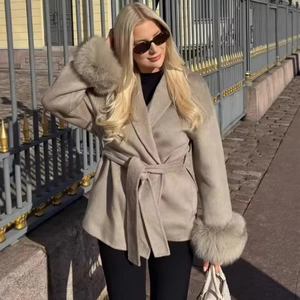 Manteau en laine gris clair à la mode avec poignets en fourrure et ceinture à nouer
