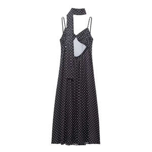 Robe à pois noire avec écharpe assortie et design dos nu style vintage chic
