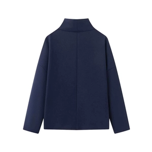 Gros plan sur la veste en polaire bleu foncé à col montant avec coutures et texture chaude