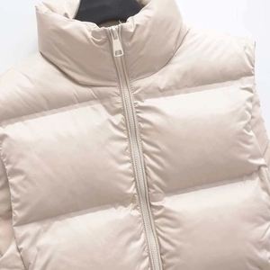 Gilet matelassé beige à col montant avec coutures horizontales et fermeture éclair fluide