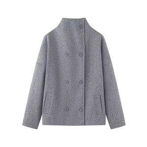 Veste courte grise en laine avec col montant et boutonnage croisé élégant
