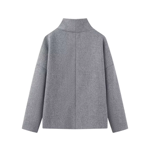 Détail du dos du manteau gris à col montant montrant le tissu texturé et la couture