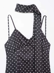 Détail de la robe d'été à pois avec fines bretelles spaghetti et tour de cou assorti
