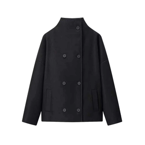 Détail d'un manteau court noir à double boutonnage avec col montant et texture en laine