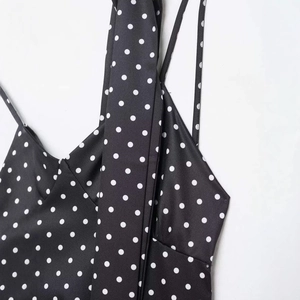 Robe chic à pois noirs à fines bretelles avec une ceinture assortie à nouer à la taille