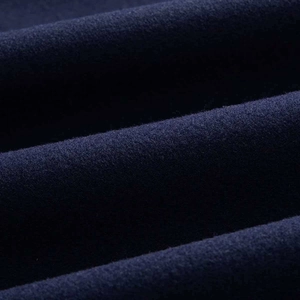 Gros plan détaillé du tissu polaire bleu foncé montrant la texture douce et les fibres