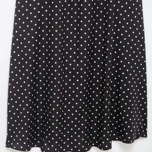 Robe d'été à pois pour femmes, design noir élégant avec des détails de points blancs