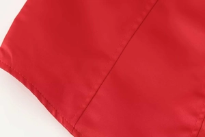 Detailansicht des roten Kleiderstoffs mit hochwertigen Nähten und Saumverarbeitung