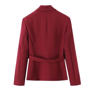 Giacca sciancrata bordeaux da donna con cintura decorativa sul retro su sfondo bianco
