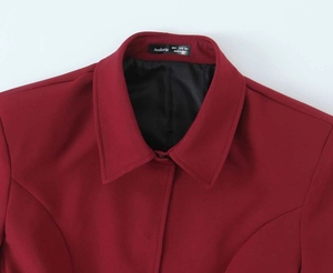 Dettaglio del colletto del blazer bordeaux con etichetta Aveloria e fodera interna nera