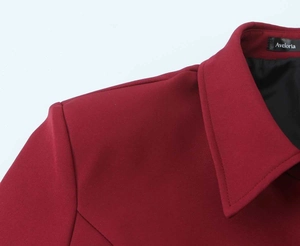 Dettaglio della spalla e del rever del blazer bordeaux con etichetta tessuta Aveloria