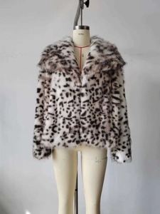 Détail du manteau en fausse fourrure léopard avec texture épaisse et larges revers chic