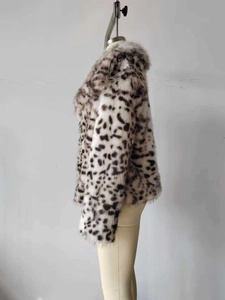 Gros plan du manteau en fausse fourrure léopard avec une texture épaisse et moelleuse