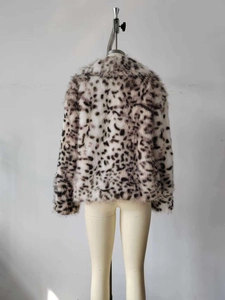 Vue arrière de la veste courte en fausse fourrure léopard sur un mannequin blanc