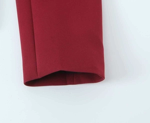 Dettaglio della manica del blazer bordeaux con cuciture precise su tessuto a trama
