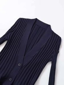 Detailansicht dunkelblaue Strickjacke mit V-Ausschnitt, Rippenmuster und braunen Knöpfen