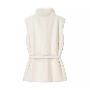 Détail de la texture en fausse fourrure blanc cassé et de la fine ceinture de cette veste