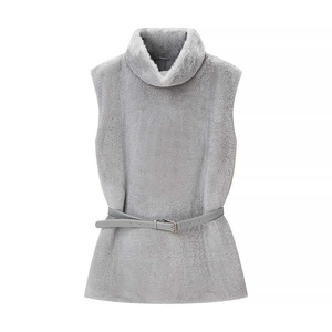Gilet minimaliste en fausse fourrure gris clair avec col haut et ceinture fine