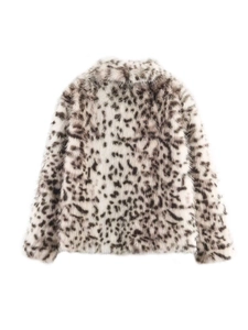 Détail de la texture en fausse fourrure épaisse à motif léopard sur une veste courte