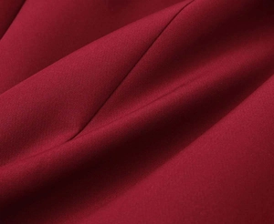 Primo piano della trama del tessuto rosso vino che mostra il drappeggio e l'armatura
