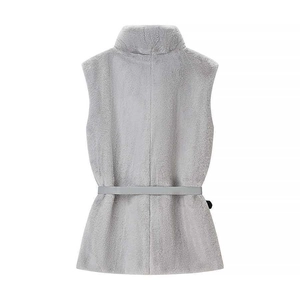 Vue arrière d'un gilet en fausse fourrure pour femme avec col montant et ceinture à la taille