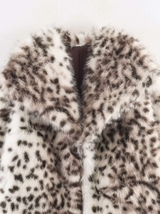 Détail de la texture en fausse fourrure léopard épaisse et doublure brune douce du manteau