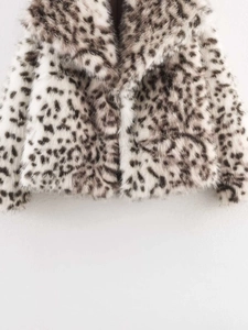 Détail de la texture en fausse fourrure léopard sur une veste d'automne pour femme