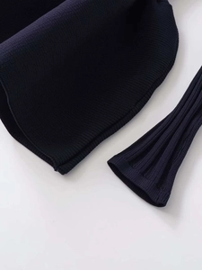 Detailansicht der dunkelblauen Strickjacke mit Textur und gerippten Bündchen für Damen