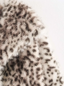 Vue macro de la texture de fausse fourrure léopard de haute qualité en noir et gris