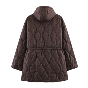 Manteau matelassé marron pour femme avec capuche et taille ajustable vue de dos