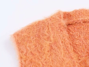 Gros plan détaillé du tricot orange en imitation mohair montrant la texture douce