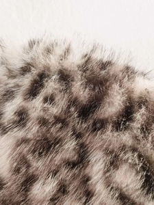 Gros plan sur la texture épaisse de fausse fourrure léopard aux fibres synthétiques douces