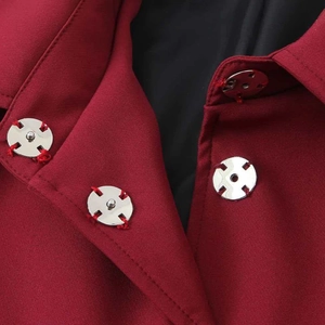 Classico blazer bordeaux sfiancato con bottoni a pressione in metallo argentato premium