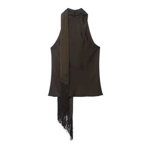 Haut licou élégant en satin avec détails de longue écharpe à franges en marron foncé