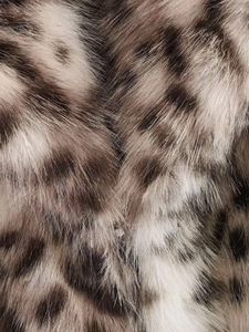 Gros plan sur la texture de fausse fourrure à imprimé léopard aux fibres douces