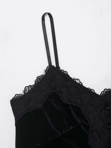 Gros plan sur un caraco en velours noir avec bordure en dentelle florale et fines bretelles