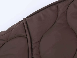 Détail du tissu marron matelassé avec surpiqûres en vagues de qualité supérieure