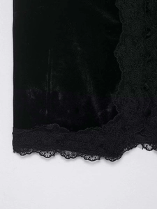 Gros plan sur le tissu en velours noir avec bordure en dentelle délicate sur le haut