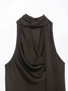 Détail du haut dos nu en satin marron foncé avec col drapé élégant et tissu plissé