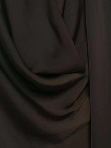 Détail du tissu satiné brillant avec drapé élégant et texture plissée marron foncé