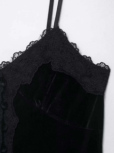 Détail d'un haut en velours noir avec bordure en dentelle et fines bretelles