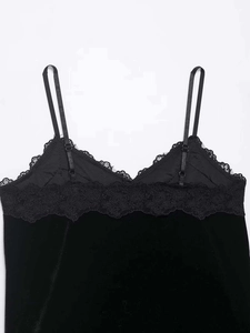 Gros plan sur un caraco en velours noir avec bordure en dentelle florale et col en V chic
